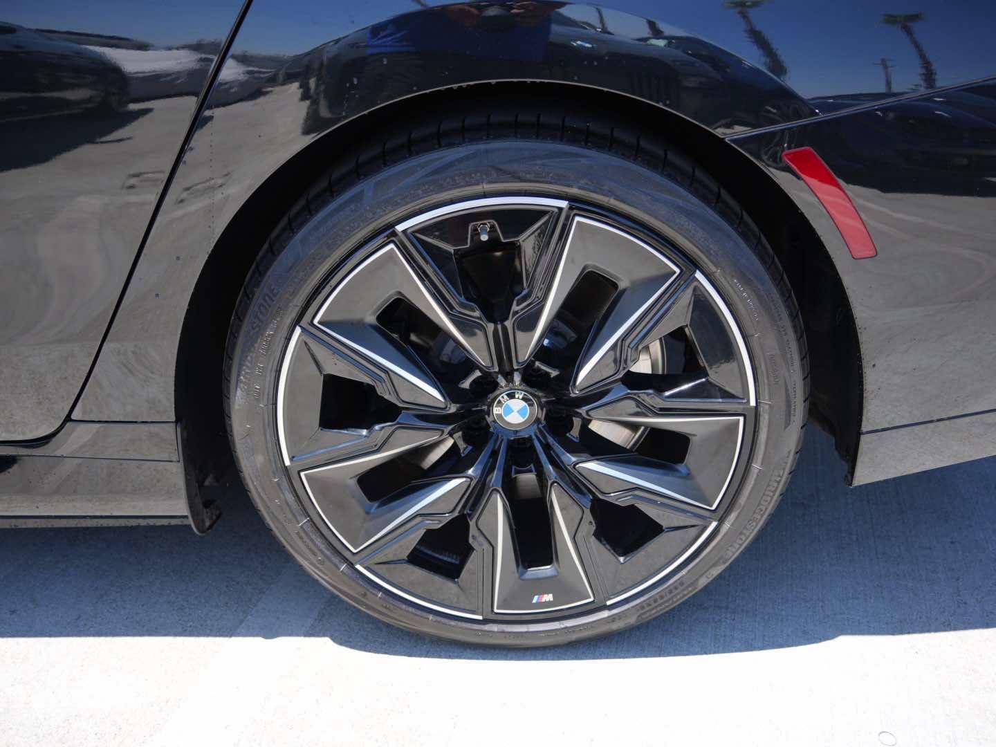 Used 2026 BMW 750e xDrive w/ Premium Package AWD/4WD image 6
