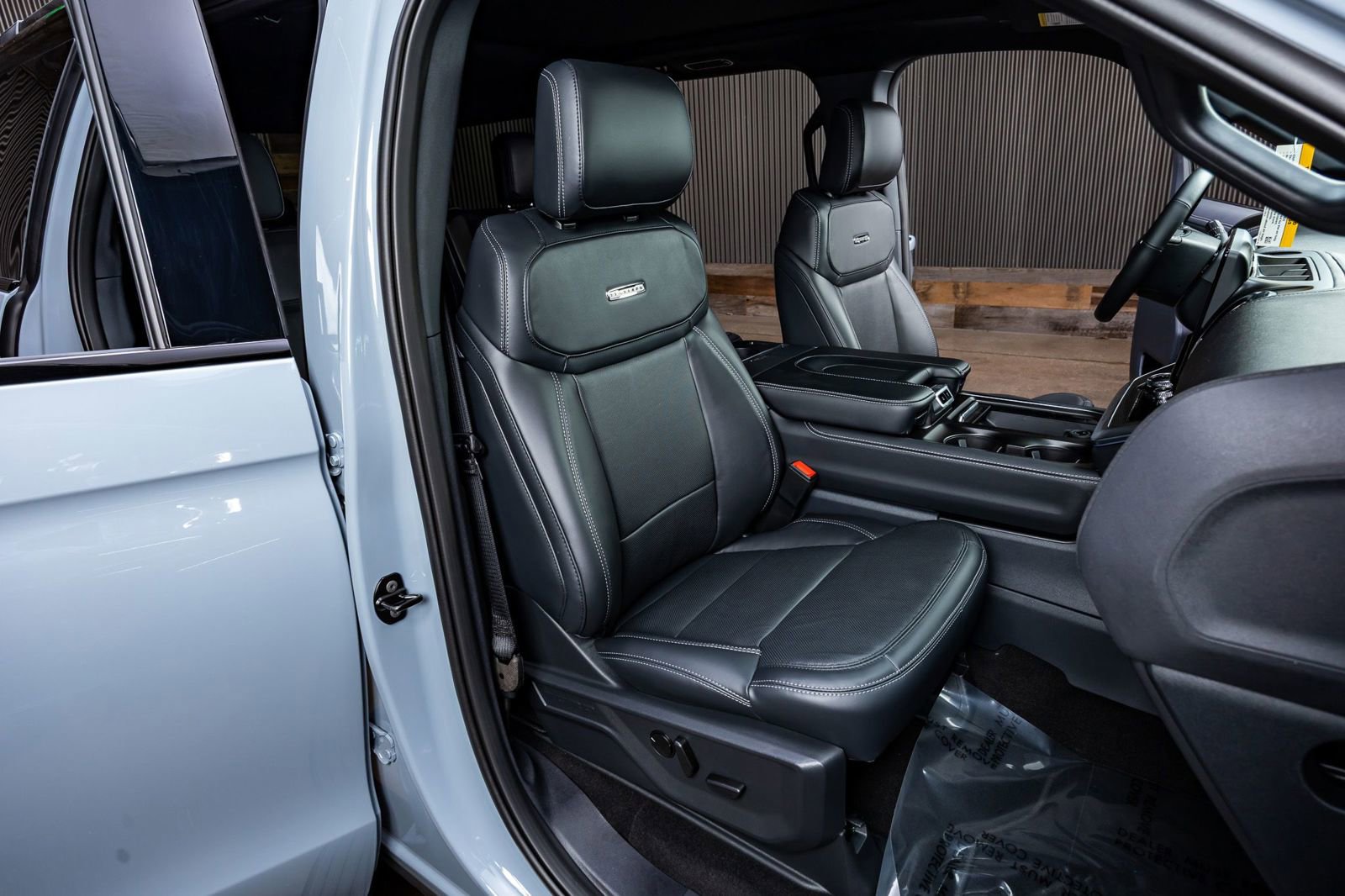 Used 2025 Ford Expedition Platinum w/ Stealth Performance Package AWD/4WD image 27