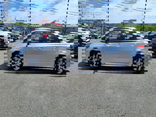 Used 2022 Toyota Corolla LE image 6