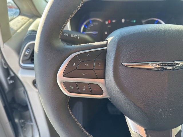 Used 2024 Chrysler Pacifica Select image 13