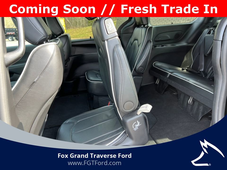 Used 2025 Chrysler Pacifica Limited FWD image 5