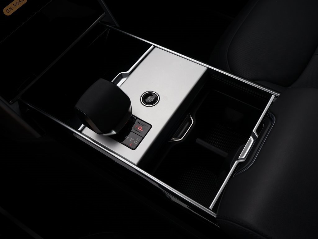 Used 2025 Land Rover Range Rover SE image 25