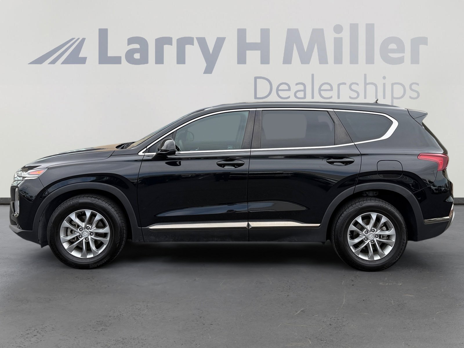 Used 2019 Hyundai Santa Fe SE FWD image 2