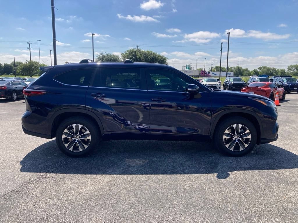 Certified 2025 Toyota Highlander XLE FWD image 4