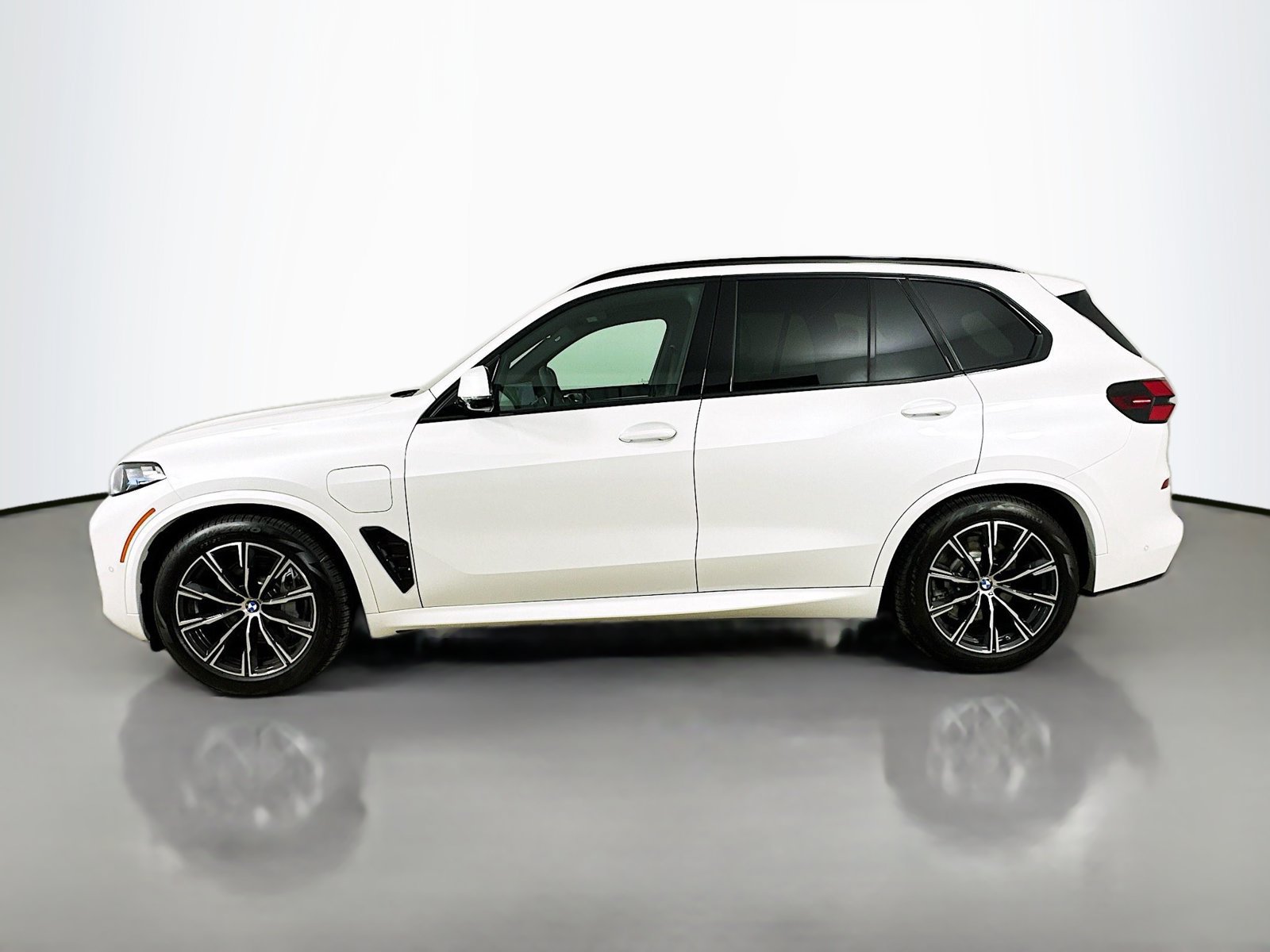 New 2026 BMW X5 xDrive50e w/ M Sport Package AWD/4WD image 8
