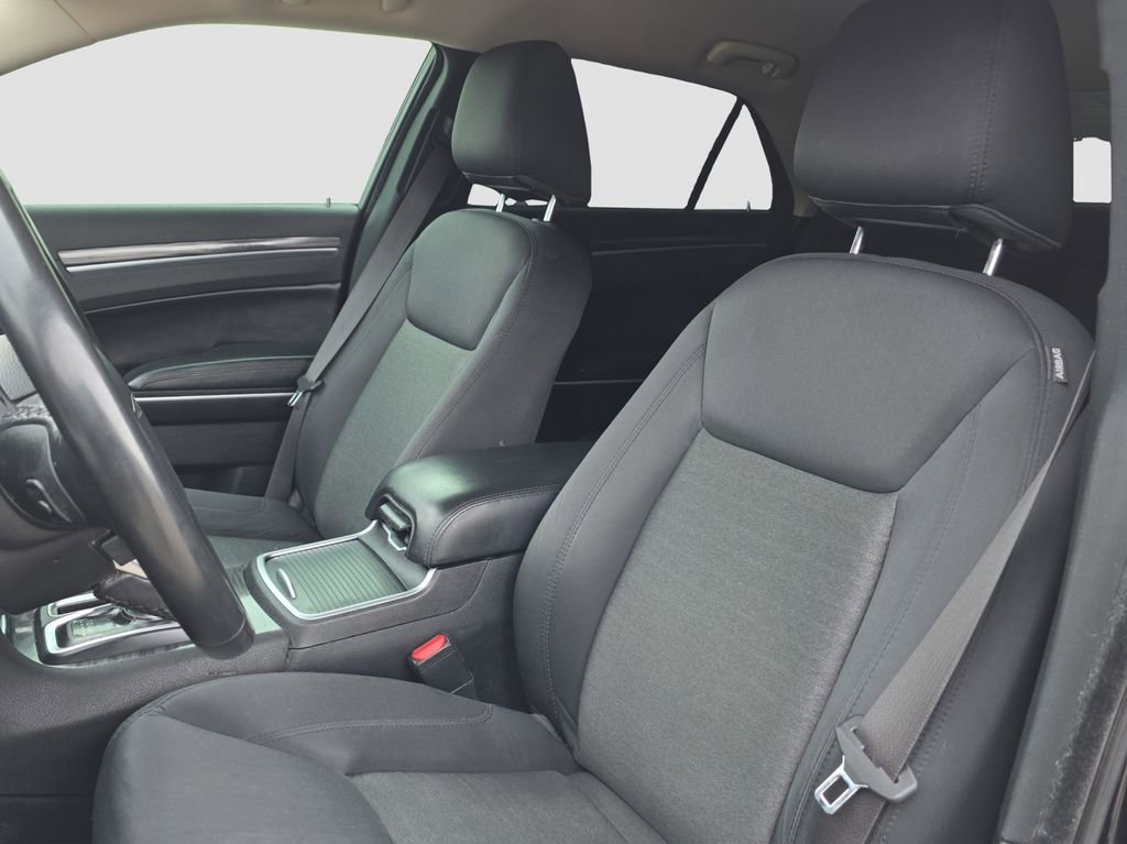 Used 2020 Chrysler 300 Touring w/ Sport Appearance Package image 7