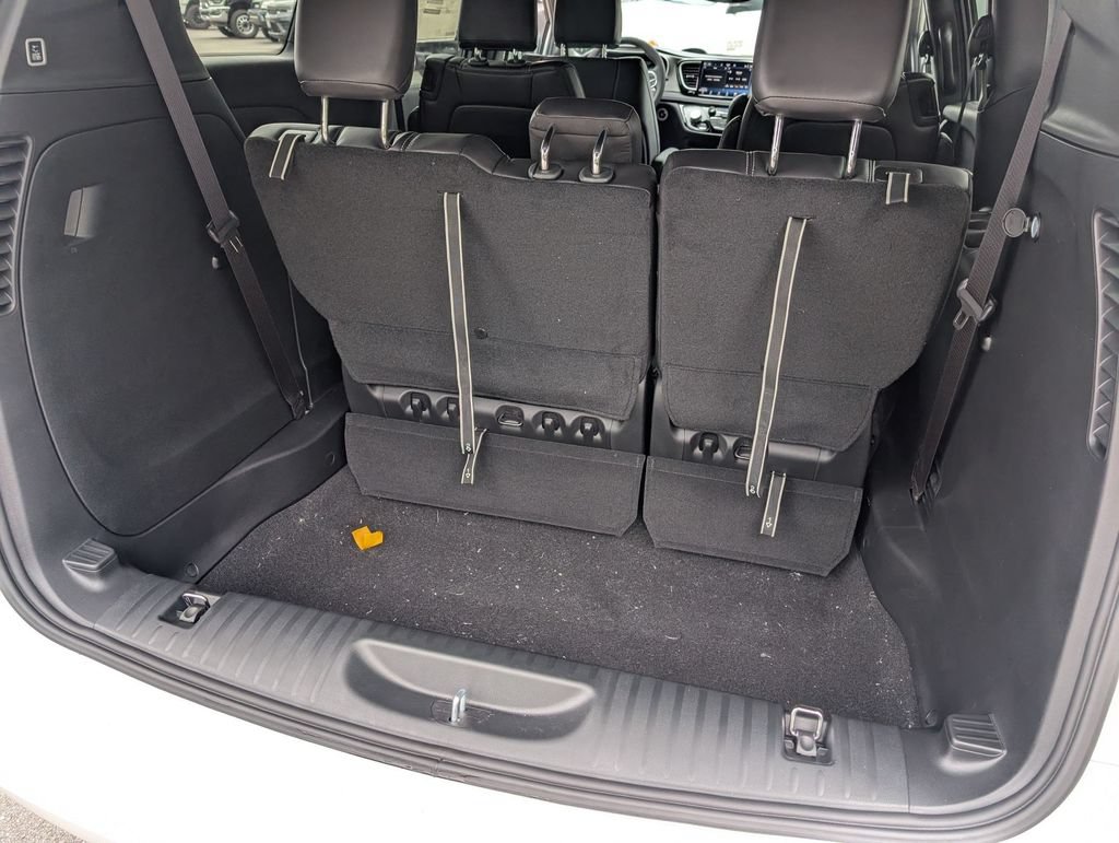 New 2027 Chrysler Pacifica Select FWD image 26