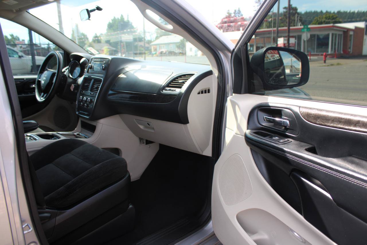 Used 2016 Dodge Grand Caravan SXT FWD image 17