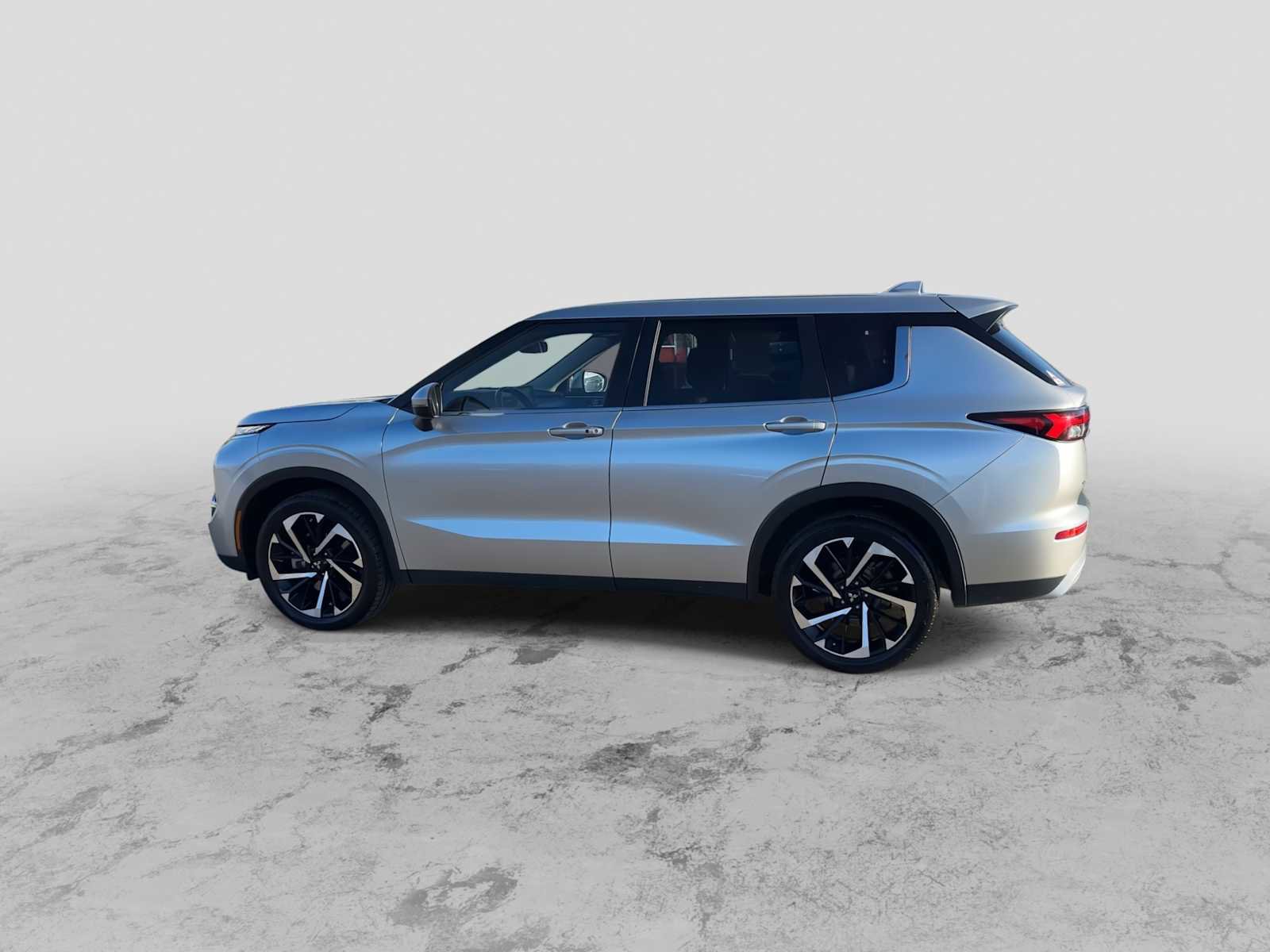 Used 2023 Mitsubishi Outlander SE image 5