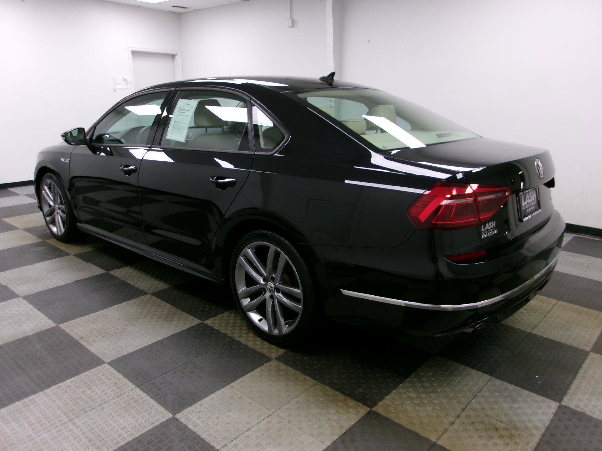 Used 2018 Volkswagen Passat 2.0T S image 2