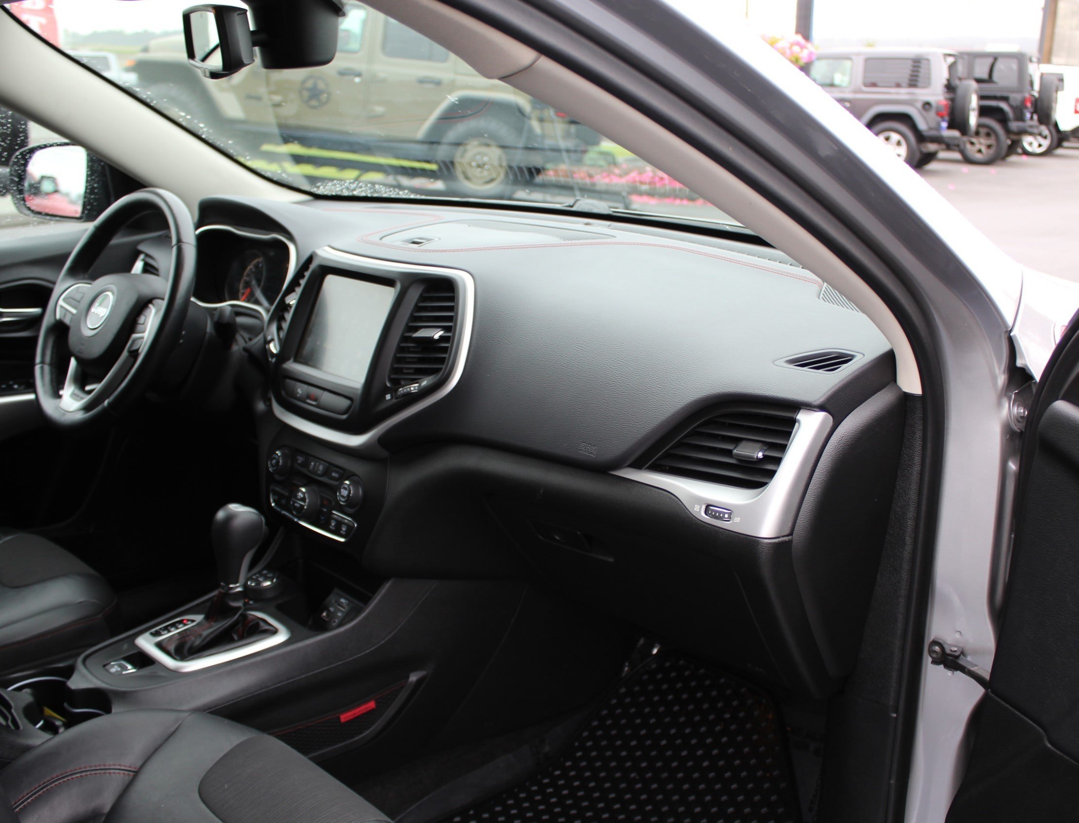 Used 2018 Jeep Cherokee Trailhawk w/ Comfort/Convenience Group AWD/4WD image 22