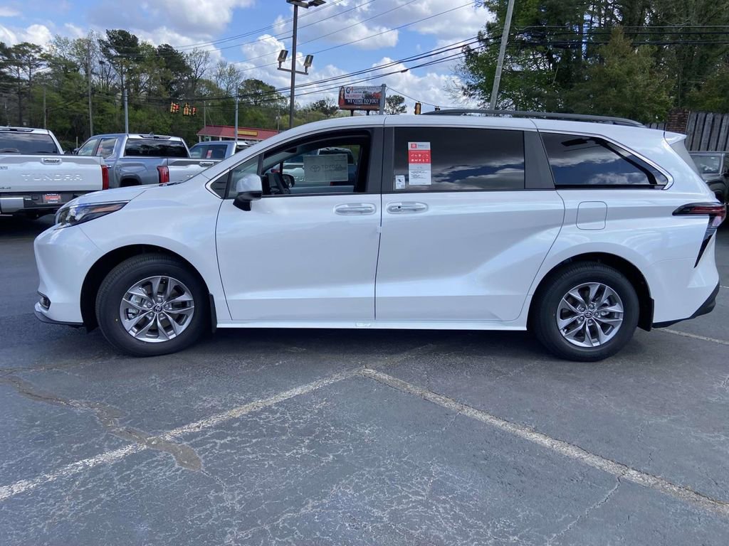 New 2026 Toyota Sienna XLE image 6