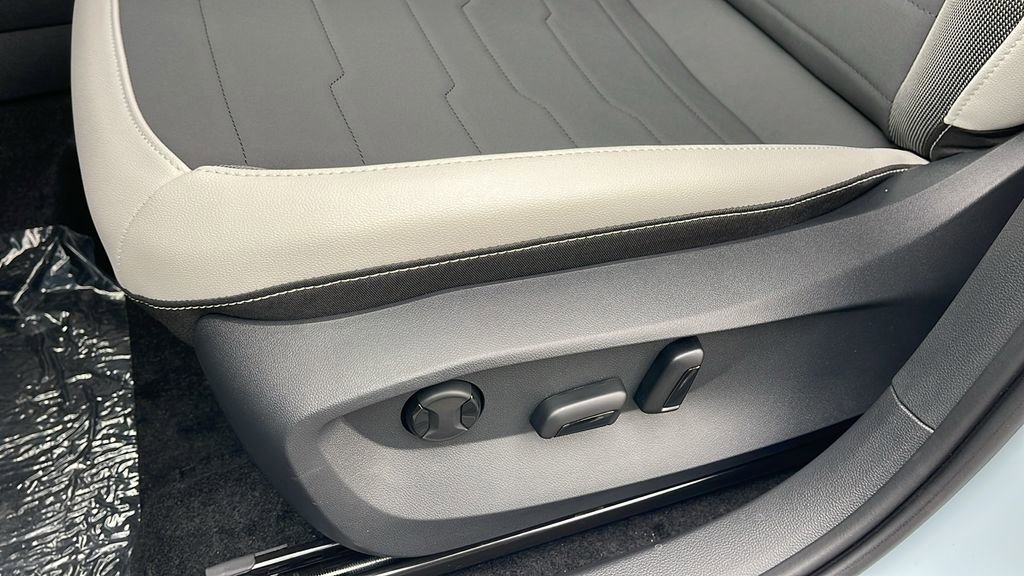 New 2025 Volkswagen Taos SE image 26