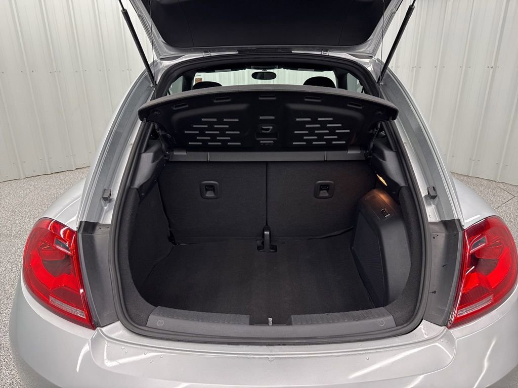 Used 2013 Volkswagen Beetle R-Line FWD image 7