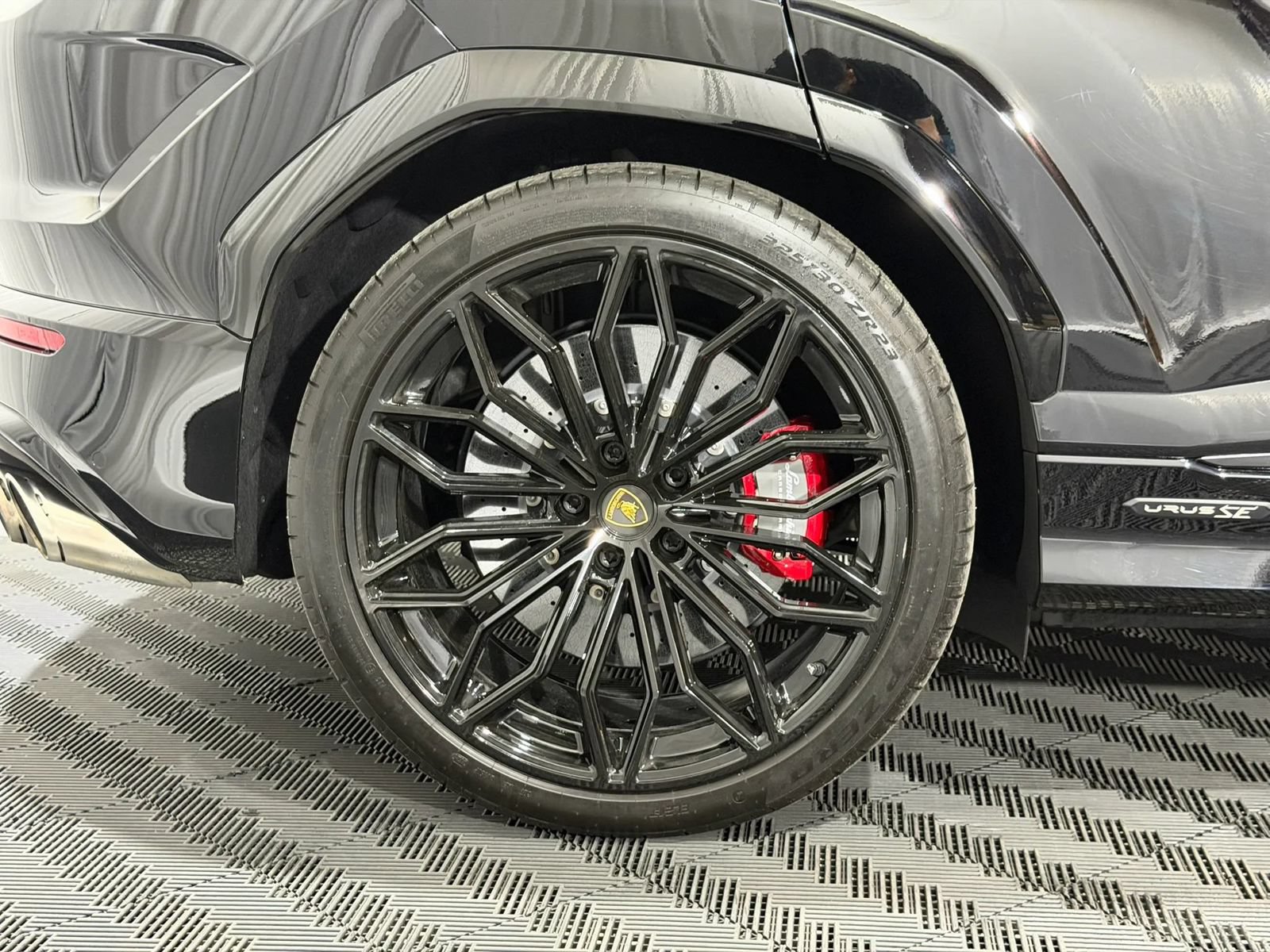 Used 2025 Lamborghini Urus SE AWD/4WD image 38