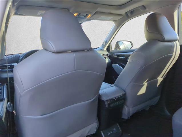 Used 2023 Toyota Highlander Platinum image 17