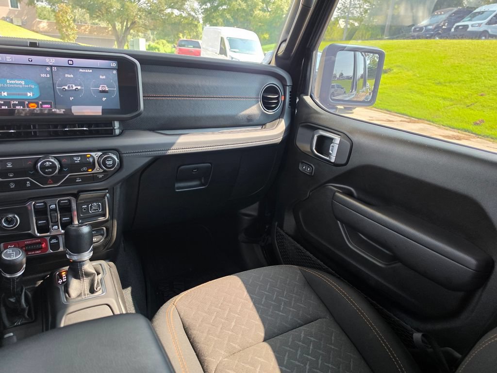 Used 2024 Jeep Gladiator Mojave AWD/4WD image 18