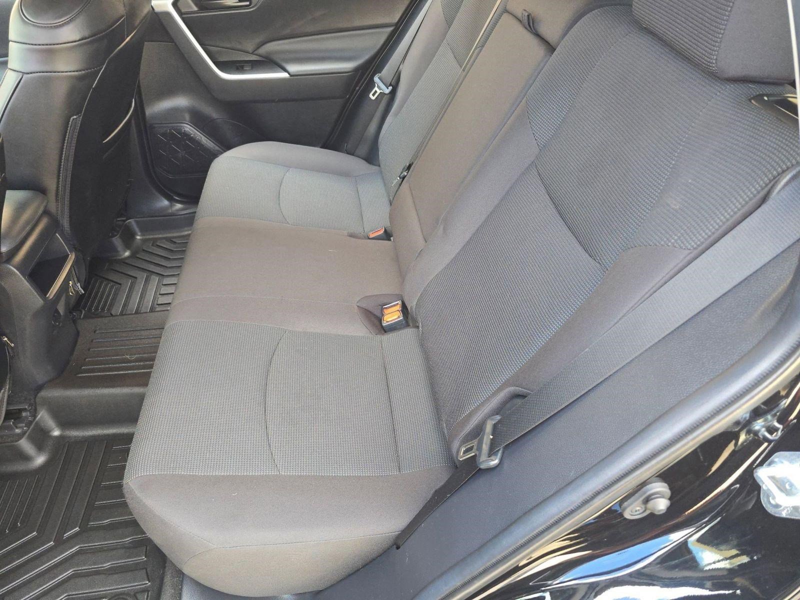 Used 2021 Toyota RAV4 LE image 12