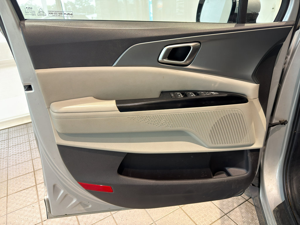 Used 2023 Kia Carnival LX FWD image 13