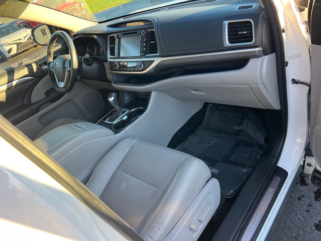 Used 2017 Toyota Highlander Limited AWD/4WD image 22