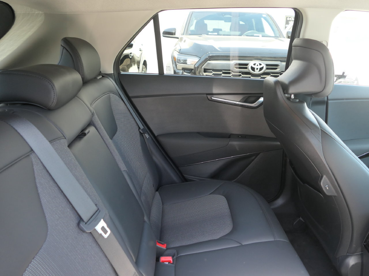 Used 2023 Kia Niro EX FWD image 23