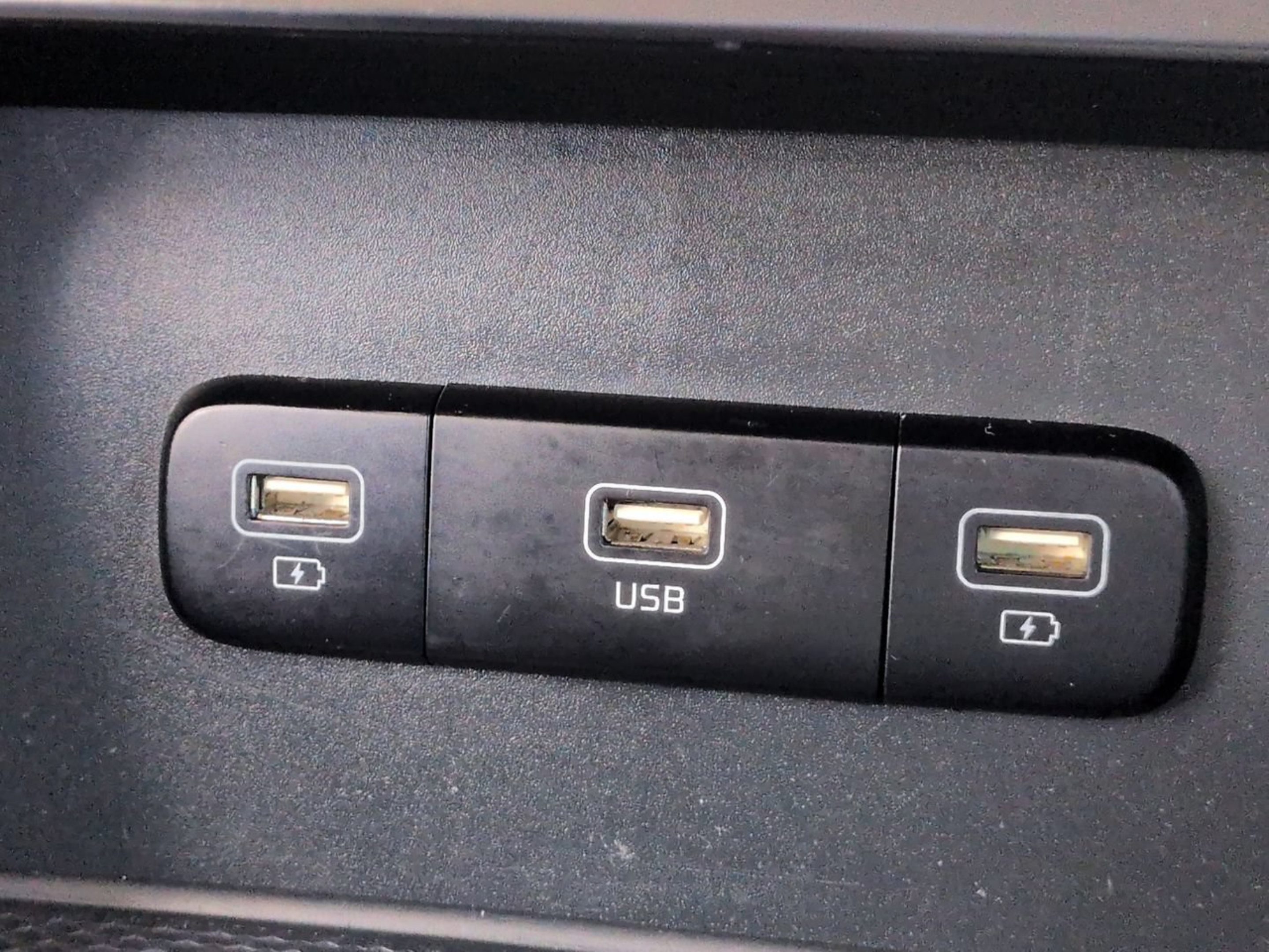 Used 2023 Kia Carnival LX FWD image 27