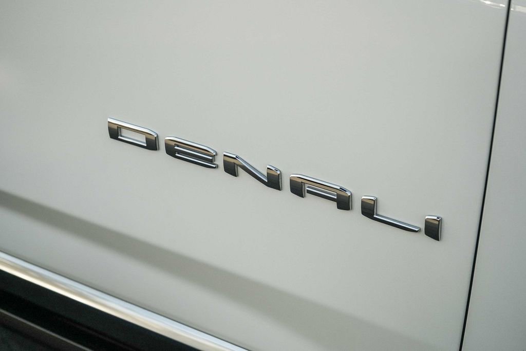 Used 2025 GMC Yukon XL Denali w/ Sun & Power Step Package image 11