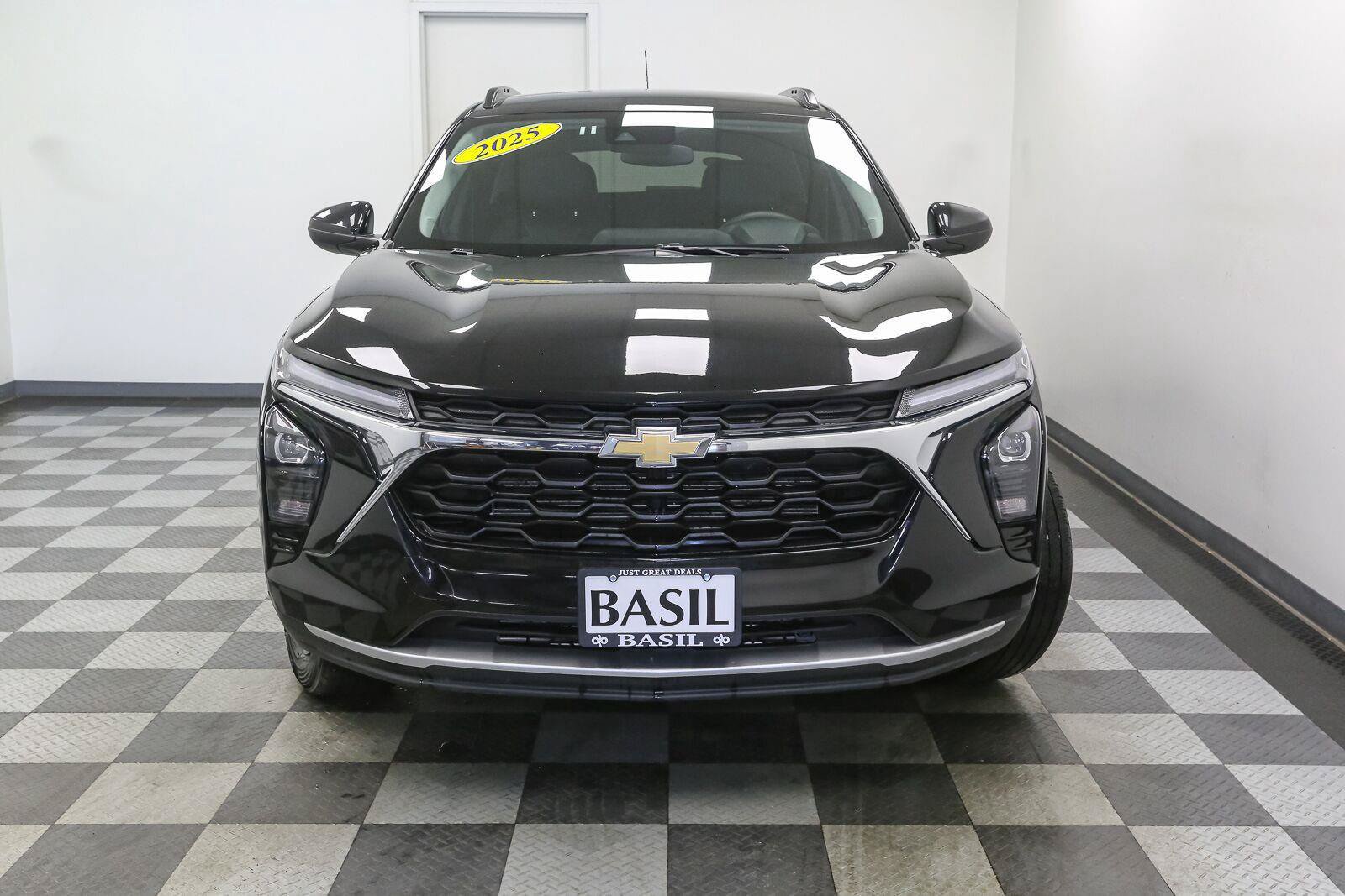 Used 2025 Chevrolet Trax LT FWD image 3