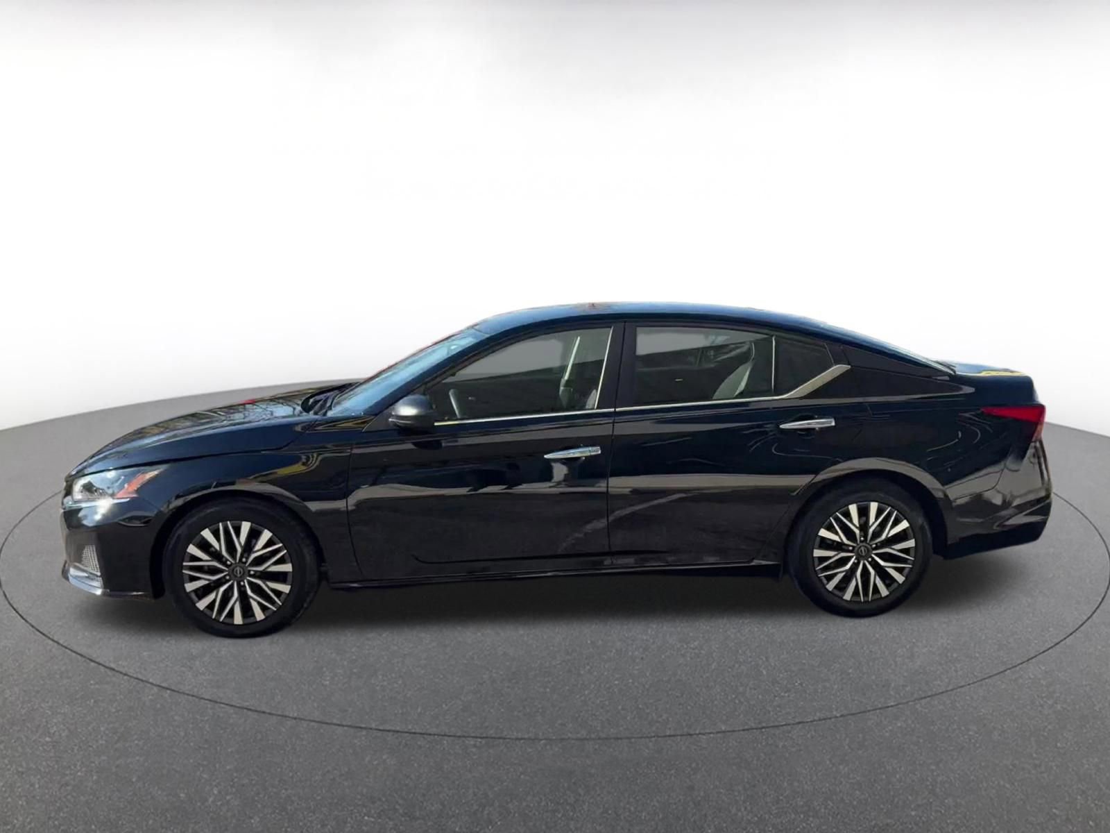 Used 2025 Nissan Altima 2.5 SV FWD image 9