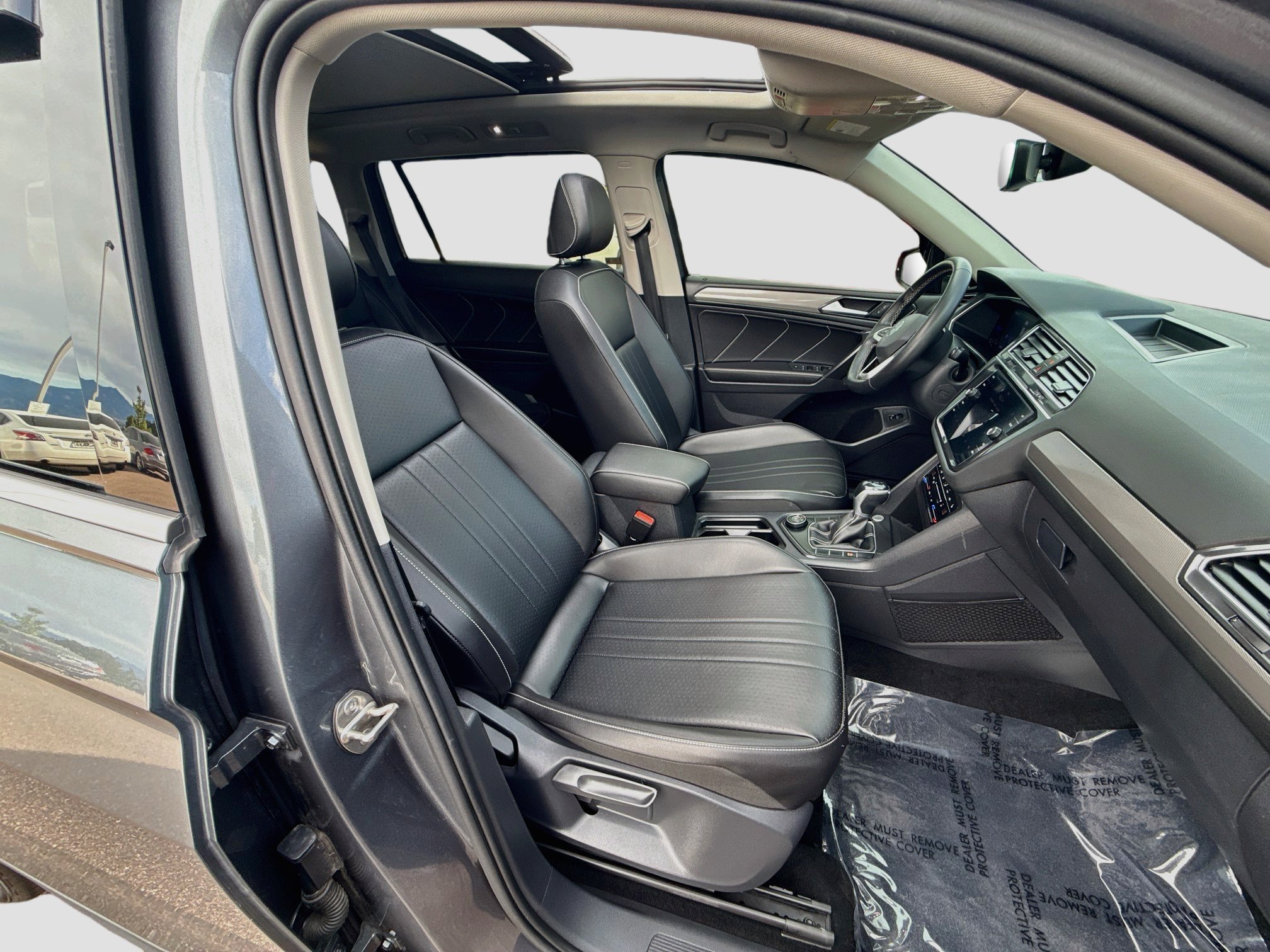 Used 2022 Volkswagen Tiguan SE w/ Panoramic Sunroof Package AWD/4WD image 32