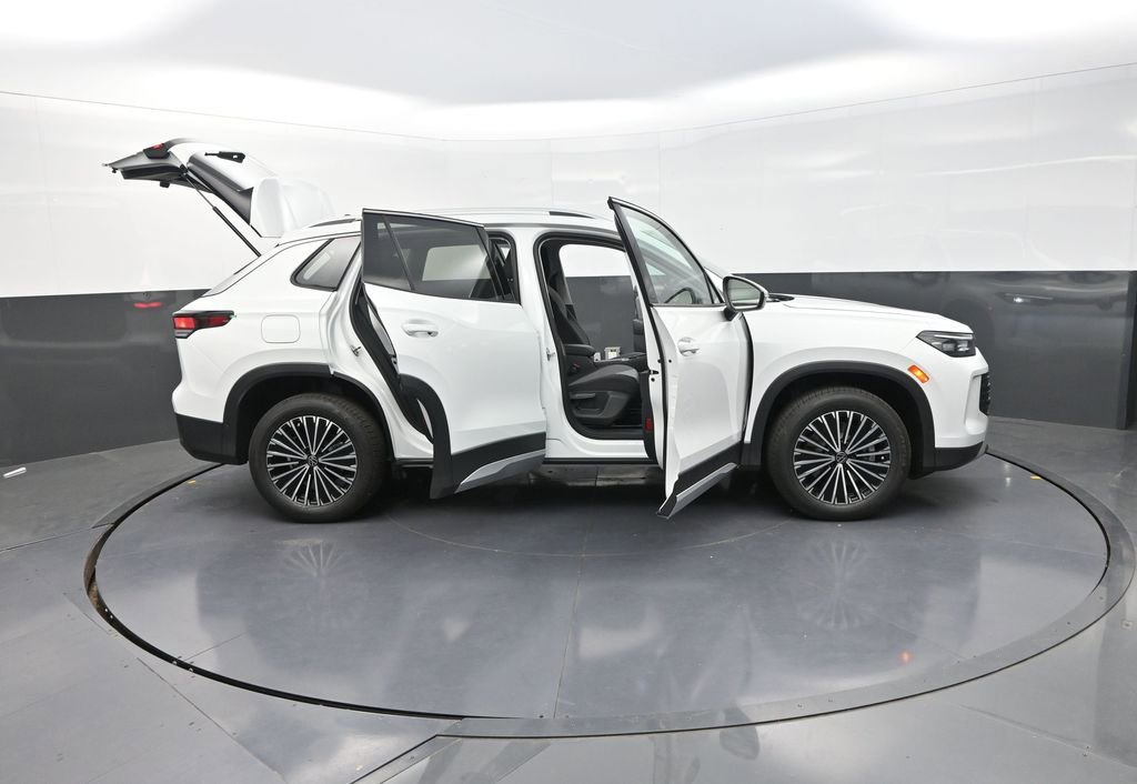 Used 2025 Volkswagen Tiguan S image 38