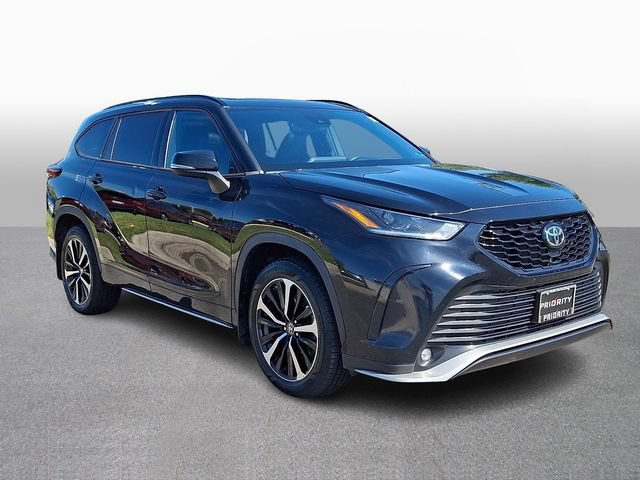 Used 2022 Toyota Highlander XSE AWD/4WD image 3
