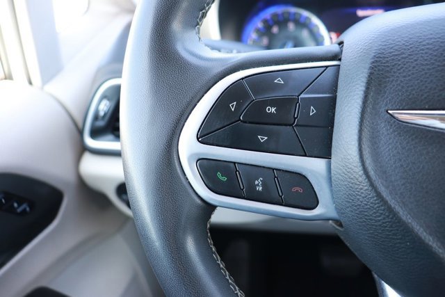 Used 2022 Chrysler Pacifica Touring-L image 19