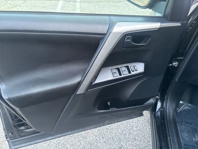 Used 2018 Toyota RAV4 LE image 18