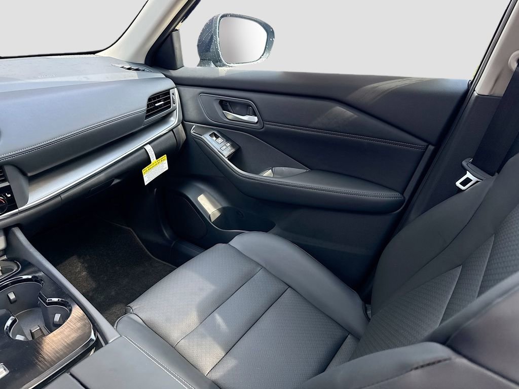 Used 2025 Nissan Rogue SV w/ SV Premium Package image 20