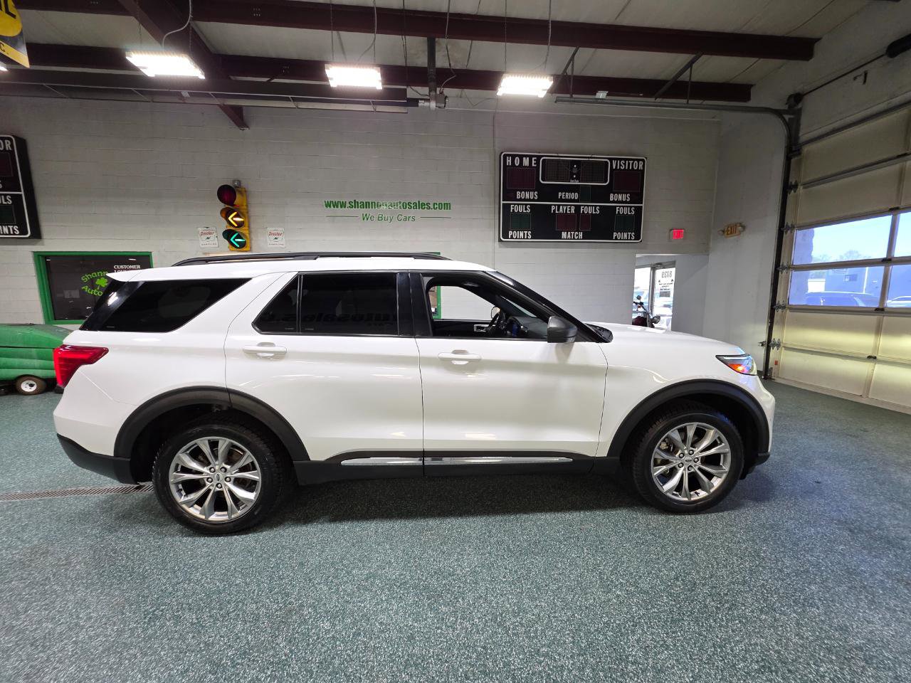Used 2020 Ford Explorer XLT w/ Equipment Group 202A AWD/4WD image 5