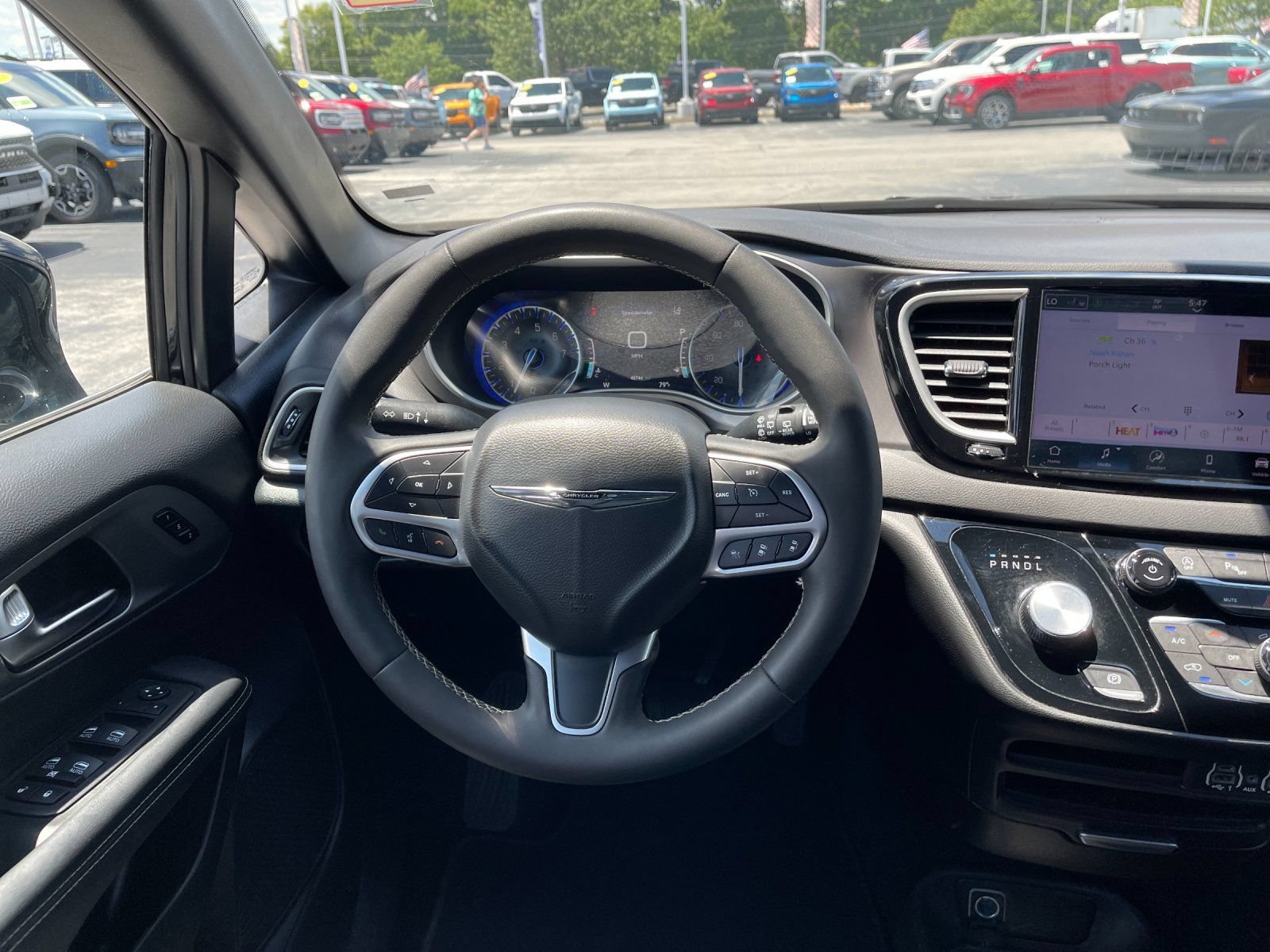 Used 2025 Chrysler Pacifica Select FWD image 16