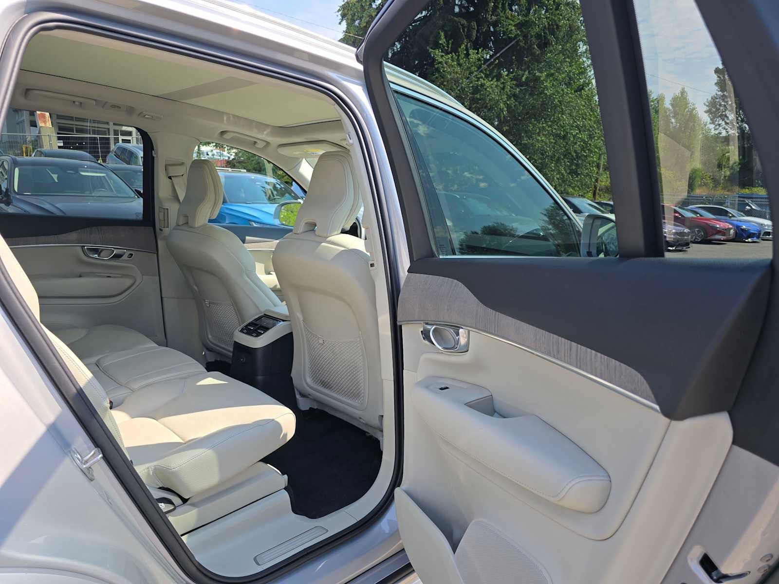 Certified 2023 Volvo XC90 T8 Plus AWD/4WD image 14