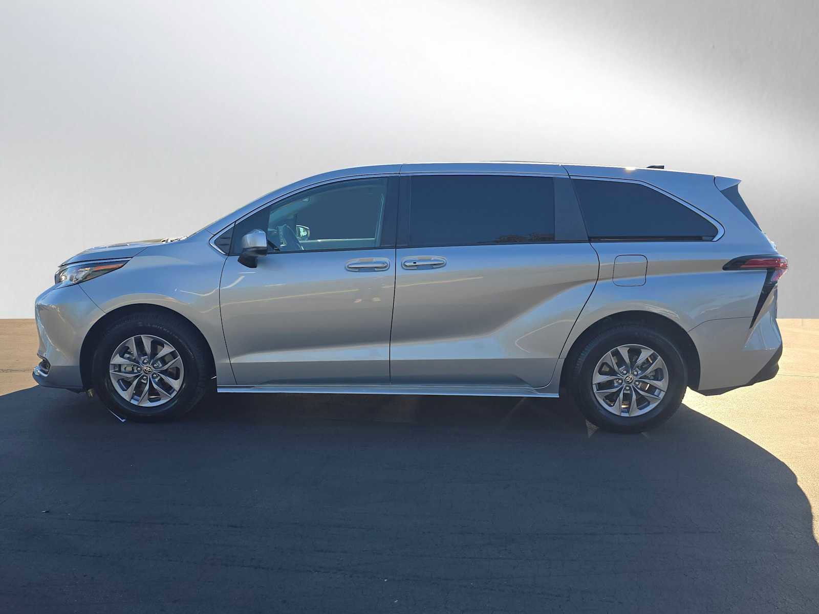 Used 2022 Toyota Sienna LE image 6