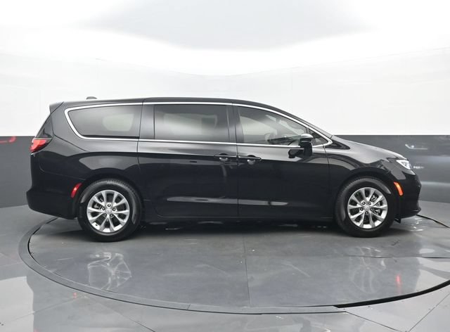 Used 2026 Chrysler Pacifica Limited FWD image 2