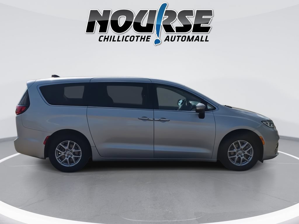 Used 2023 Chrysler Pacifica Touring-L FWD image 9