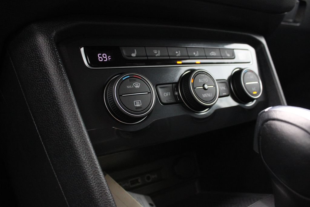 Used 2020 Volkswagen Tiguan SE AWD/4WD image 16
