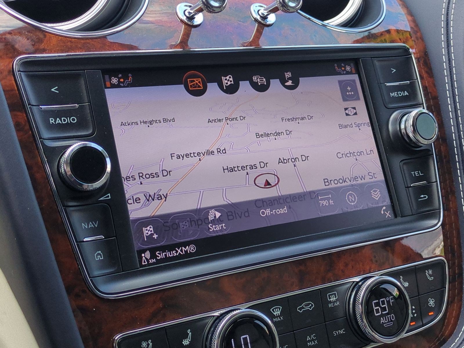 Used 2017 Bentley Bentayga image 23