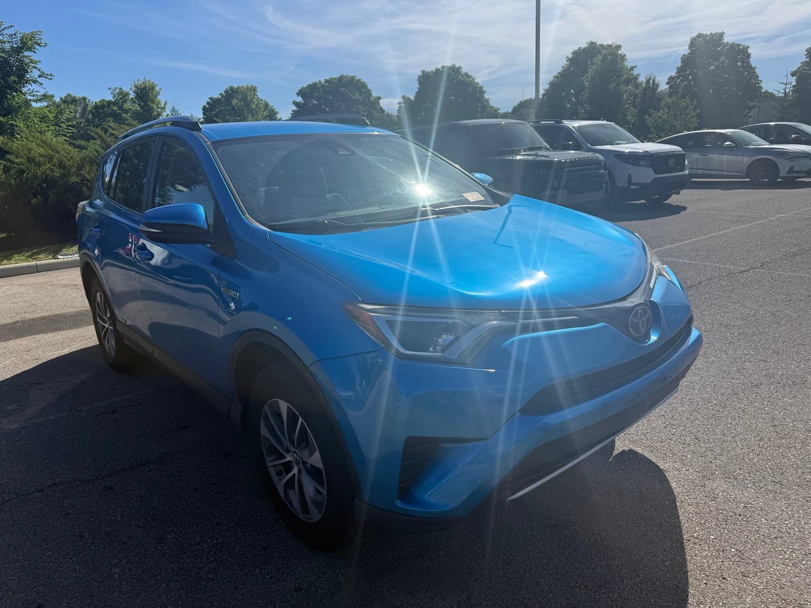 Used 2018 Toyota RAV4 LE AWD/4WD image 3