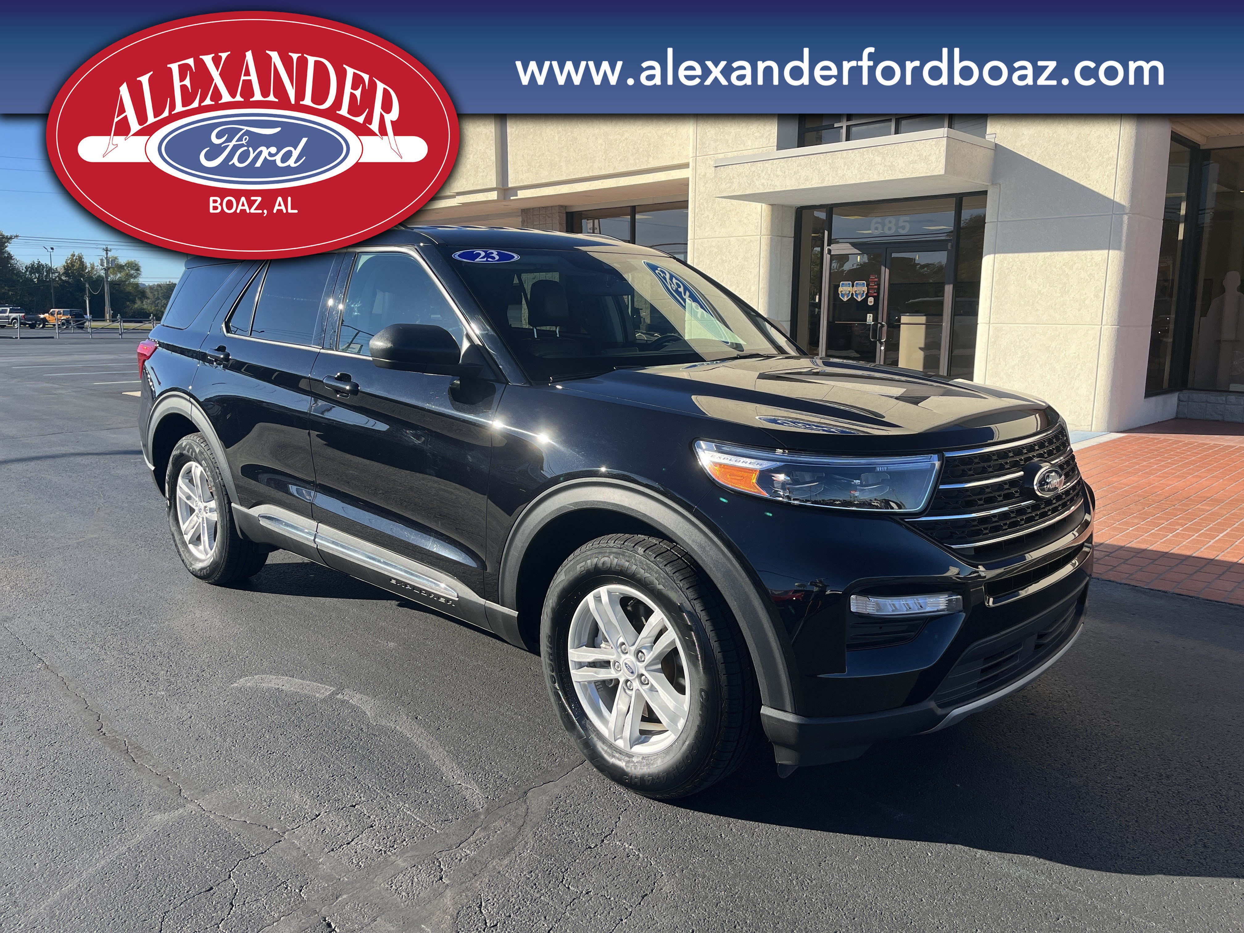 Used 2023 Ford Explorer XLT w/ Equipment Group 202A AWD/4WD image 3