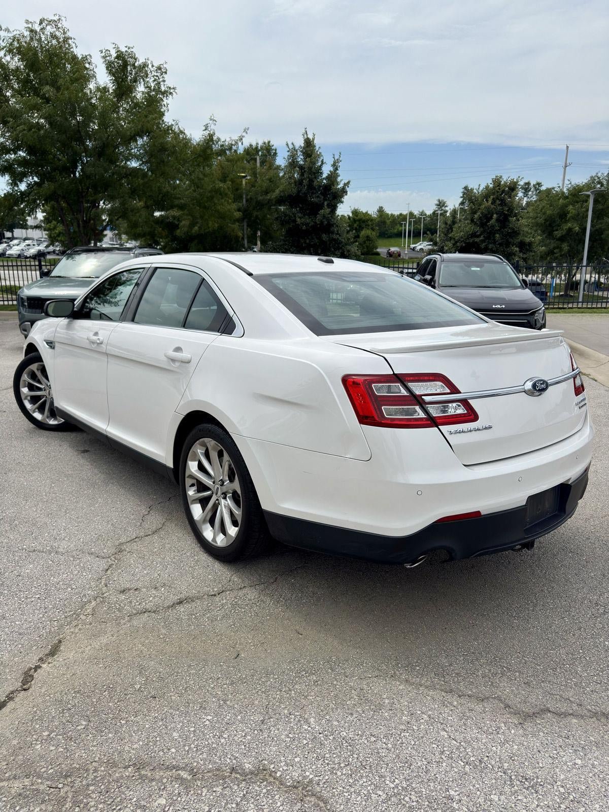 Used 2016 Ford Taurus Limited w/ Equipment Group 301A FWD image 3
