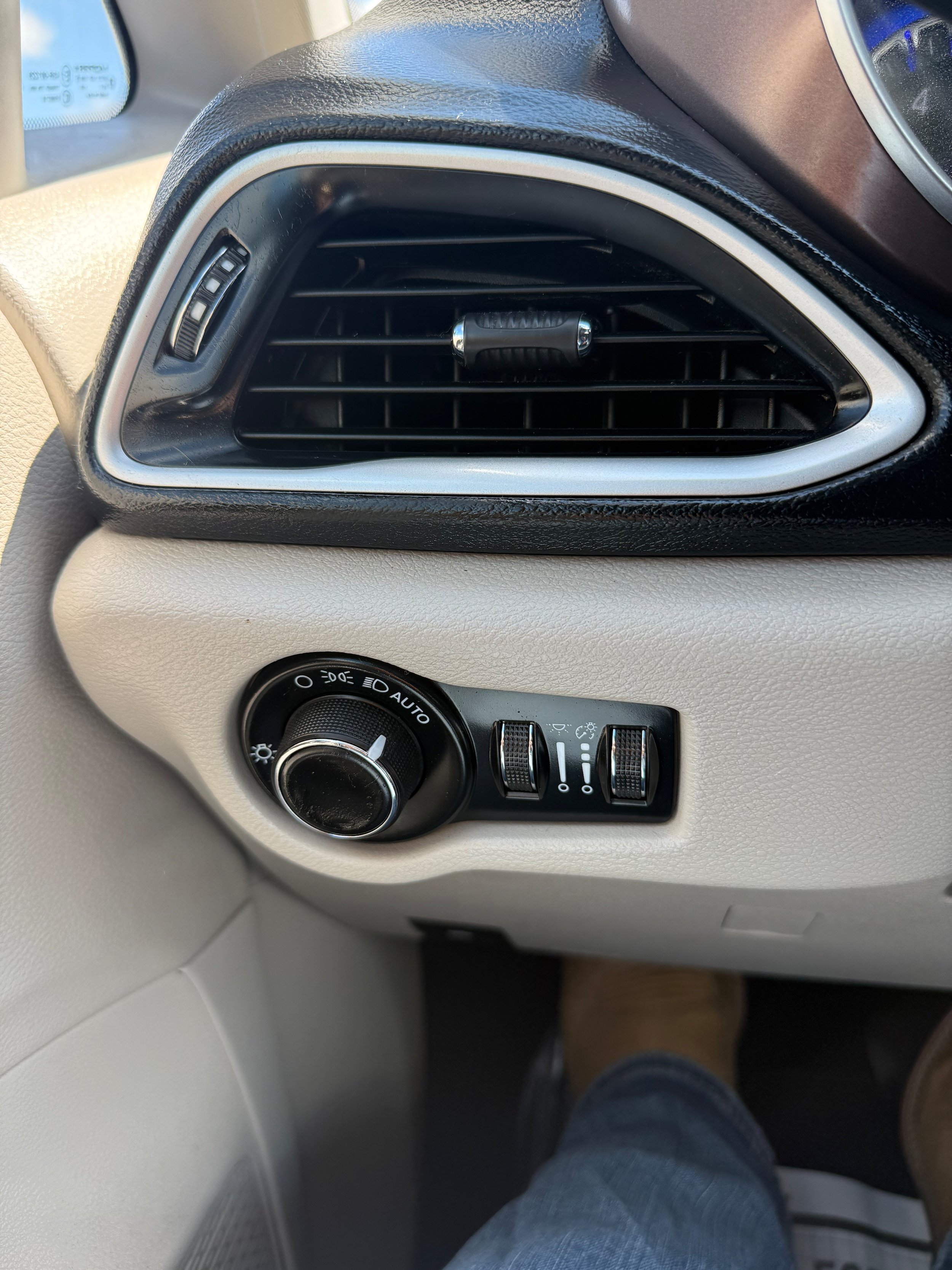 Used 2020 Chrysler Voyager Lxi FWD image 17