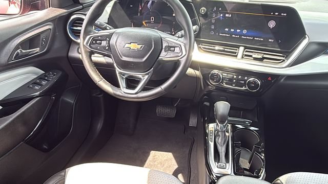 Used 2025 Chevrolet Trax LT w/ LT Convenience Package FWD image 27