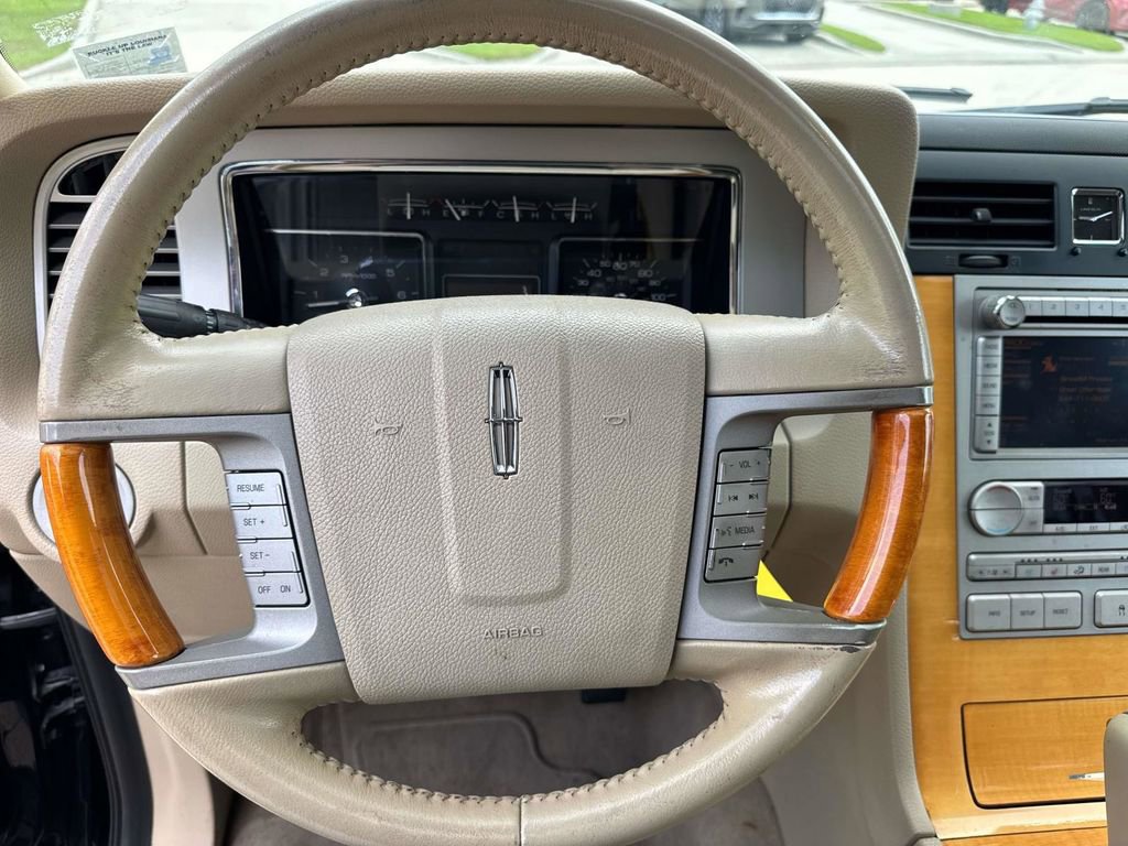 Used 2010 Lincoln Navigator 2WD image 22