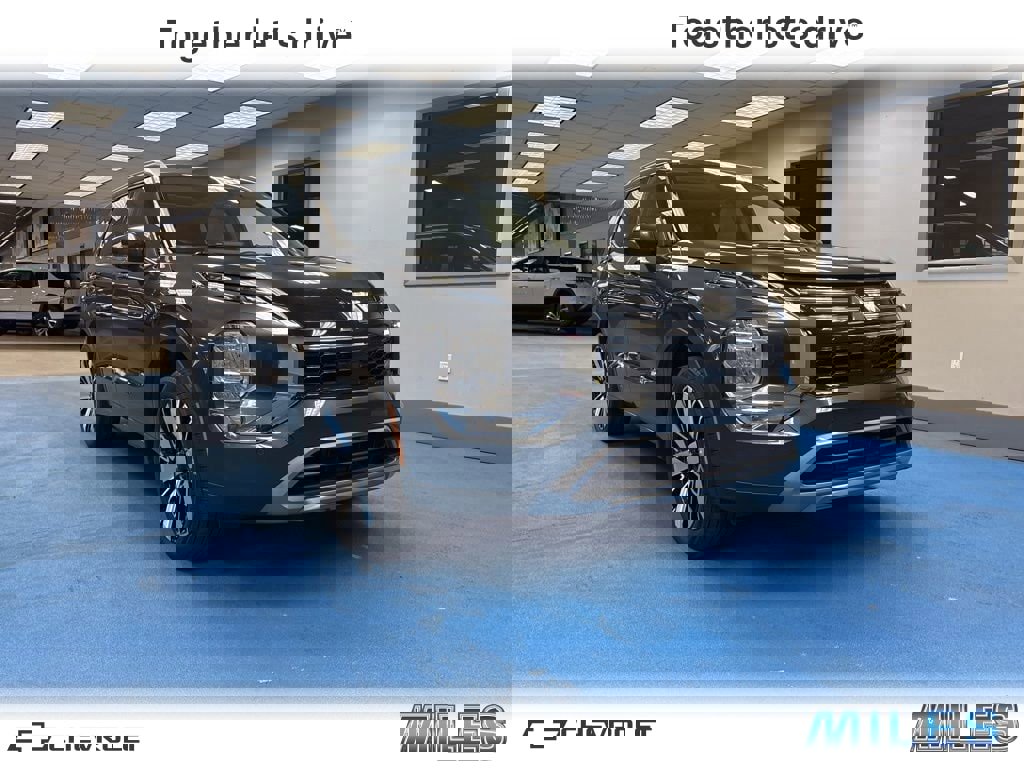 Used 2025 Mitsubishi Outlander SEL image 1